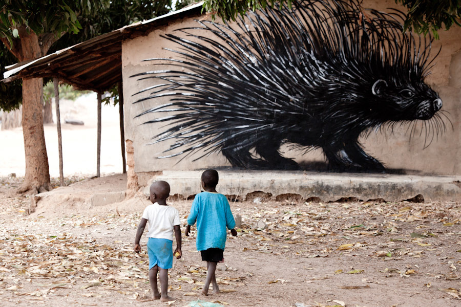 Mural de ROA, puercoespín, en Gambia