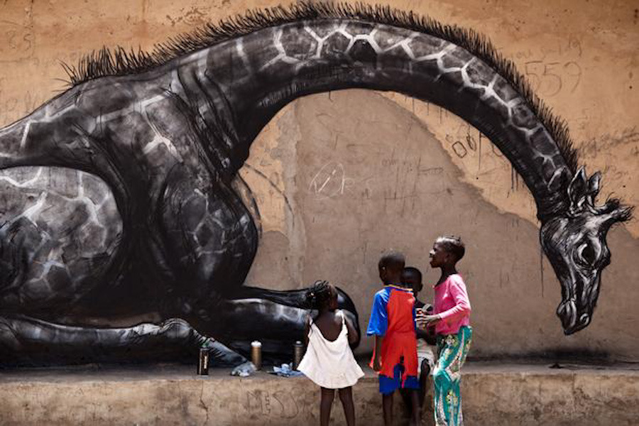 Mural de ROA, jirafa, en Gambia