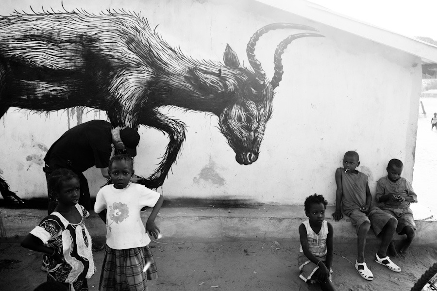 Mural de ROA, cabra, en Gambia