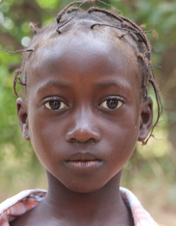 Chica en Gunjur, Gambia