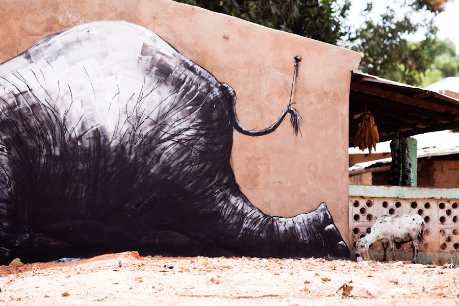 Mural de ROA, elefante, en Gambia